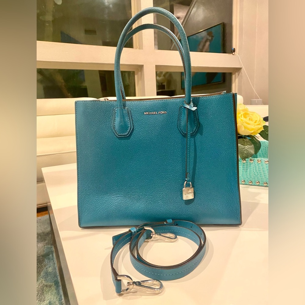 Michael Kors Leather turquoise bag w/double handles & detachable strap.